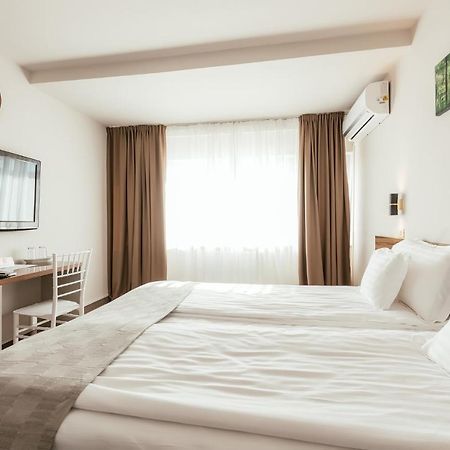Riviera By Queens Hotel And Resort Gura Vaii Bagian luar foto