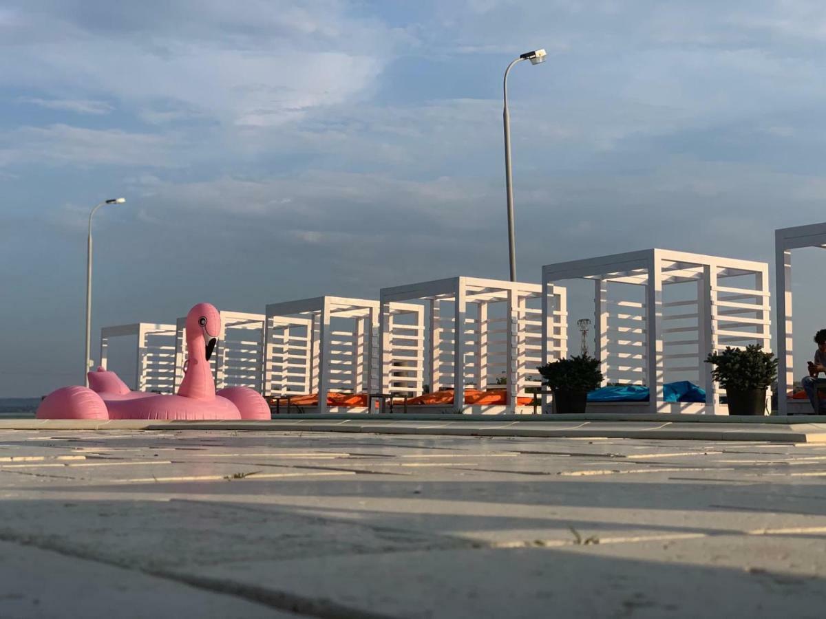 Riviera By Queens Hotel And Resort Gura Vaii Bagian luar foto