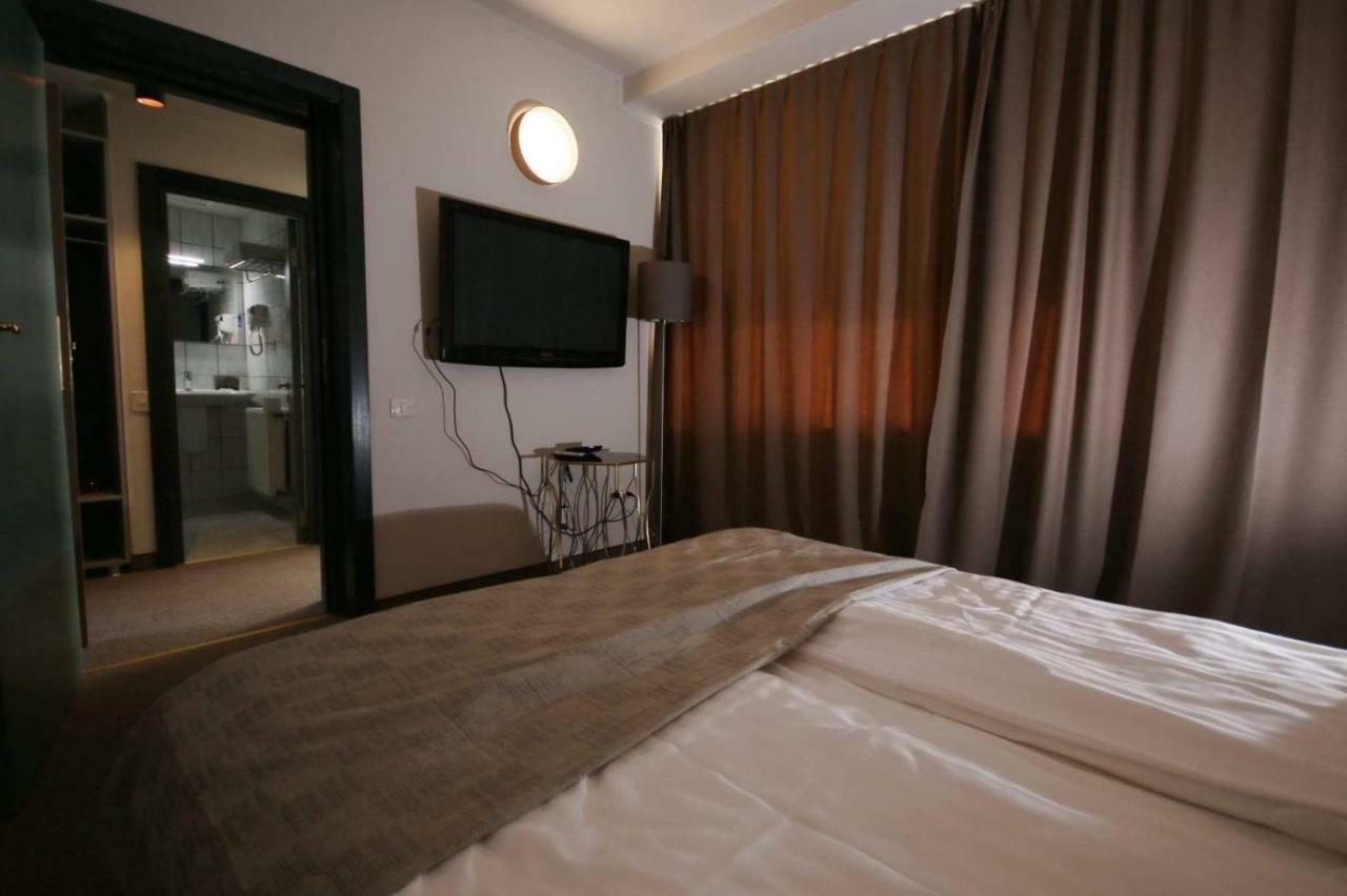 Riviera By Queens Hotel And Resort Gura Vaii Bagian luar foto