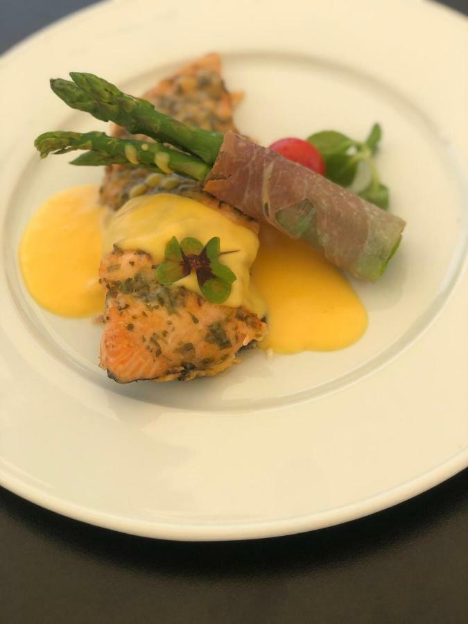 Riviera By Queens Hotel And Resort Gura Vaii Bagian luar foto