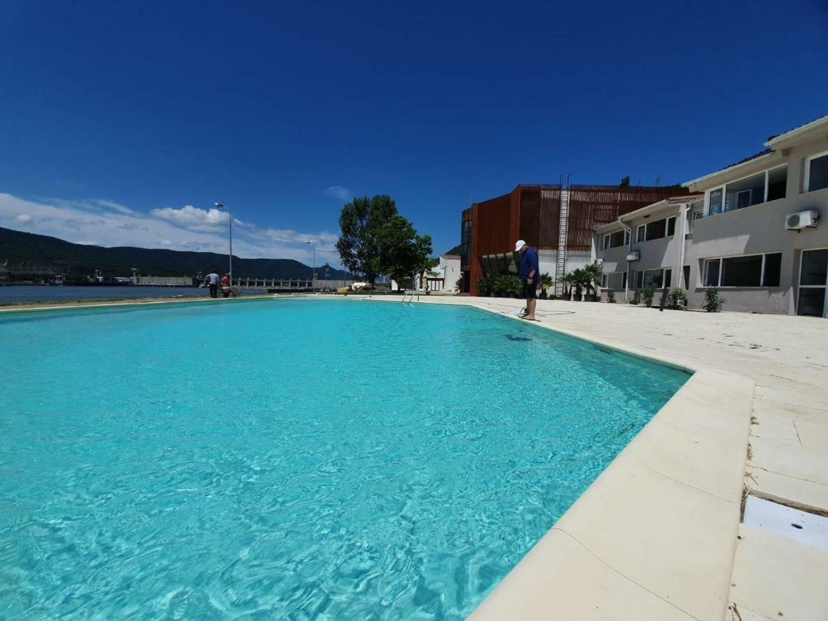 Riviera By Queens Hotel And Resort Gura Vaii Bagian luar foto