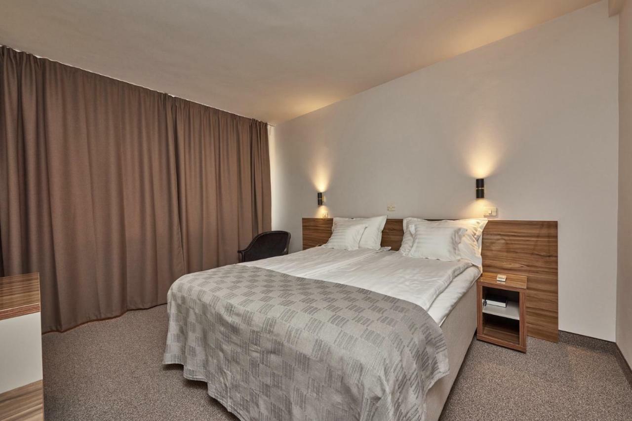 Riviera By Queens Hotel And Resort Gura Vaii Bagian luar foto