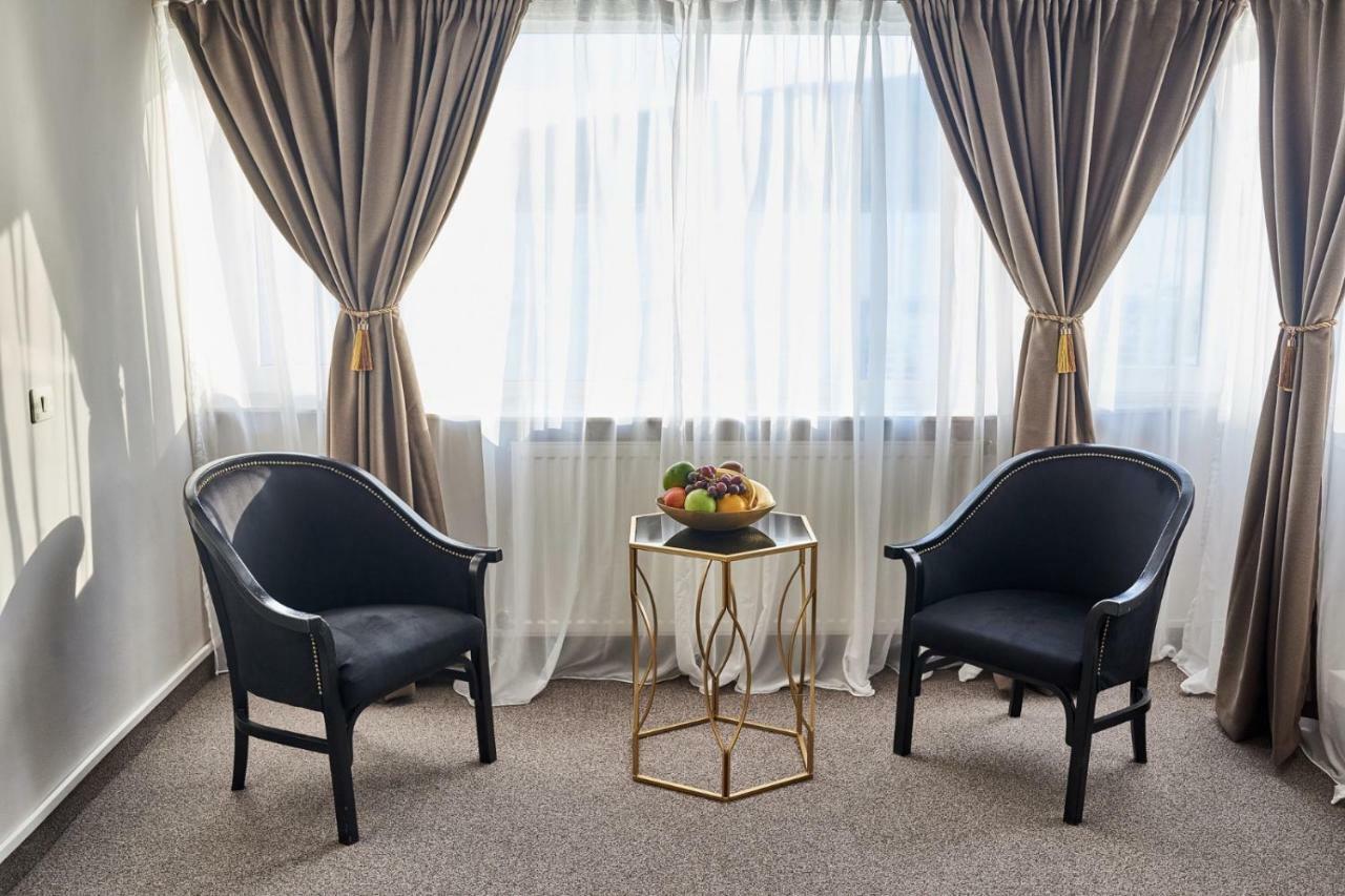 Riviera By Queens Hotel And Resort Gura Vaii Bagian luar foto