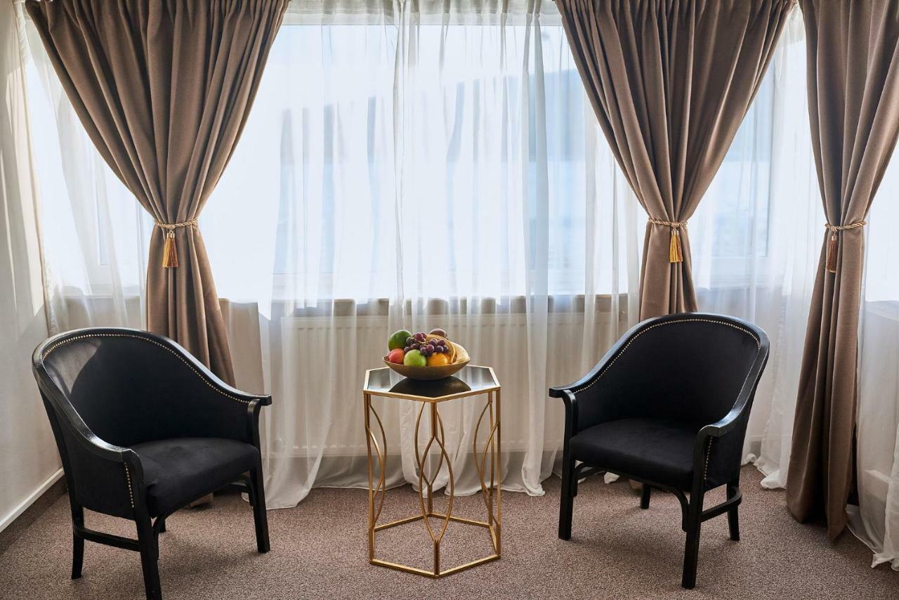 Riviera By Queens Hotel And Resort Gura Vaii Bagian luar foto