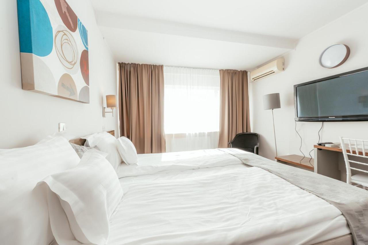 Riviera By Queens Hotel And Resort Gura Vaii Bagian luar foto