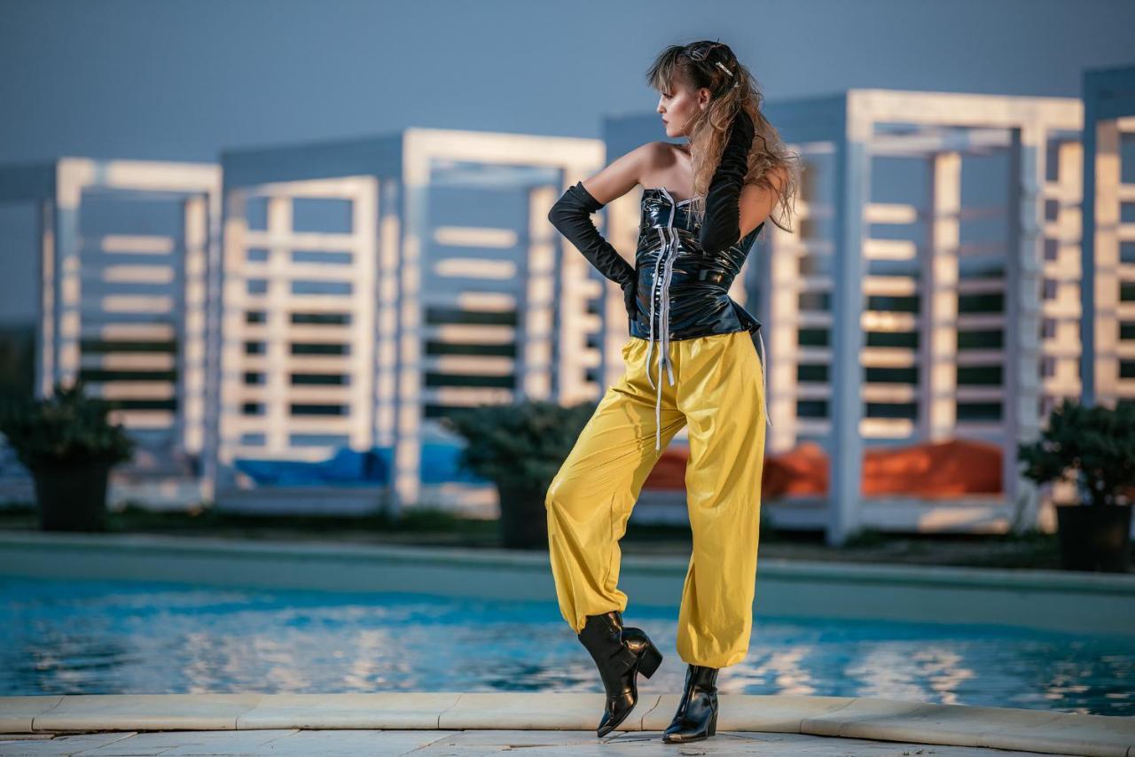 Riviera By Queens Hotel And Resort Gura Vaii Bagian luar foto