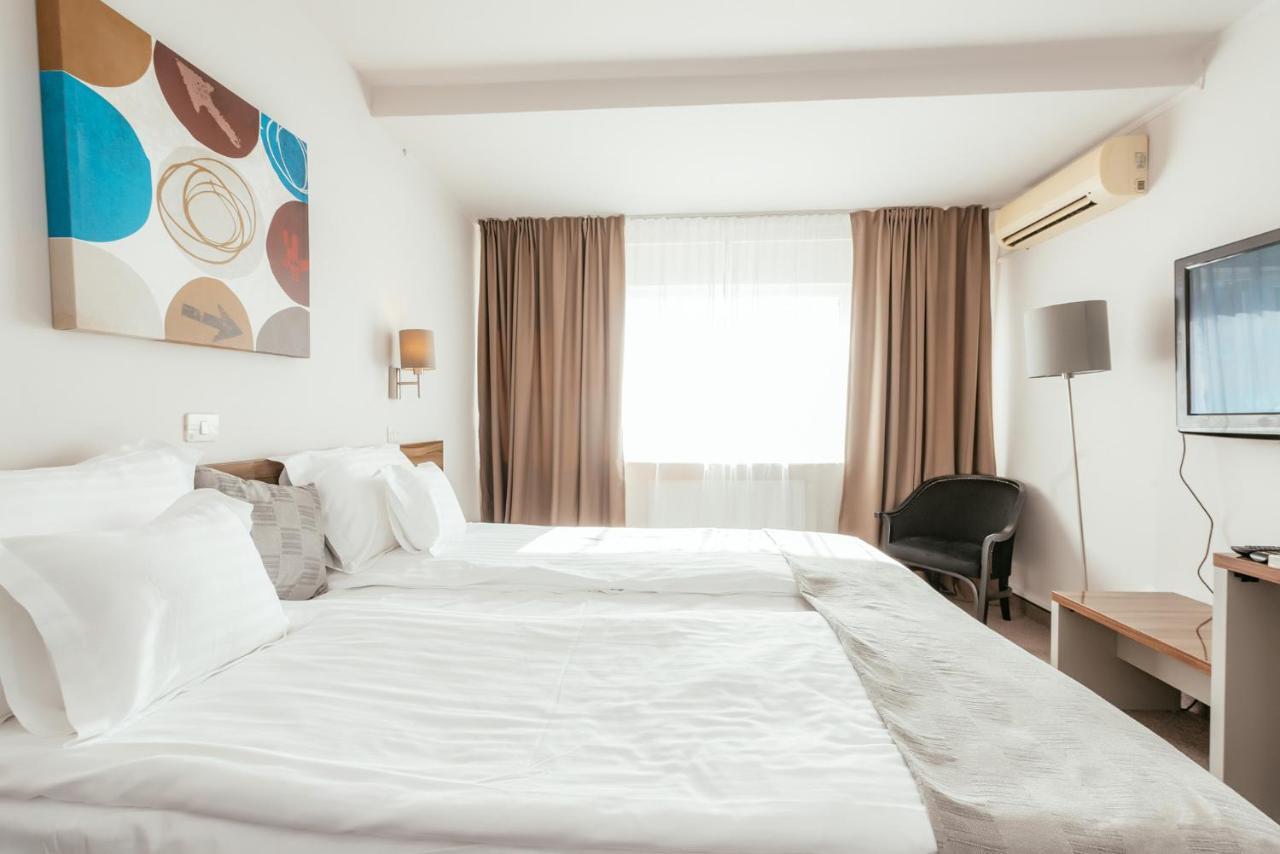 Riviera By Queens Hotel And Resort Gura Vaii Bagian luar foto