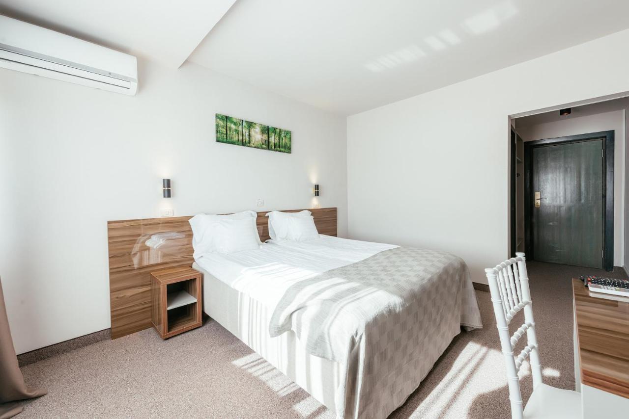Riviera By Queens Hotel And Resort Gura Vaii Bagian luar foto