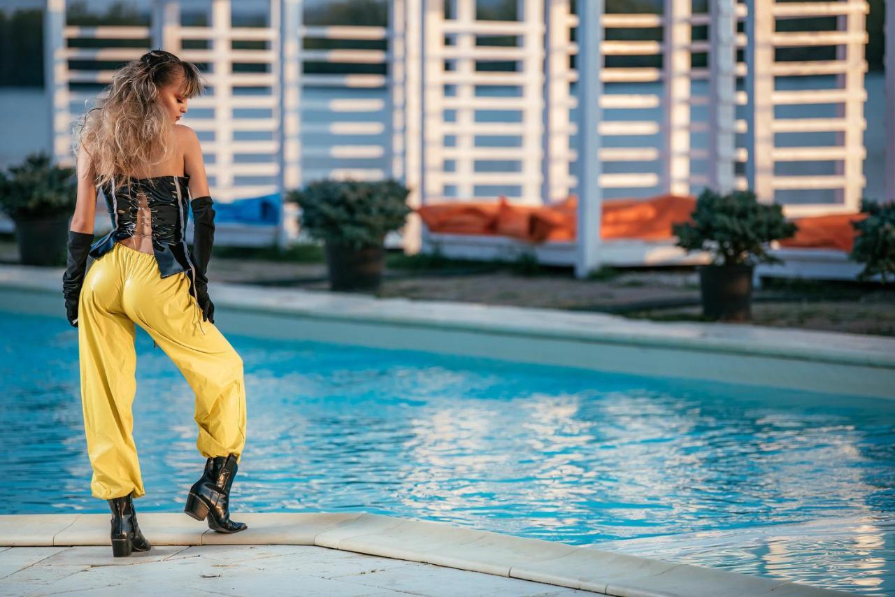 Riviera By Queens Hotel And Resort Gura Vaii Bagian luar foto