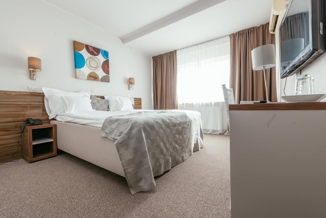 Riviera By Queens Hotel And Resort Gura Vaii Bagian luar foto