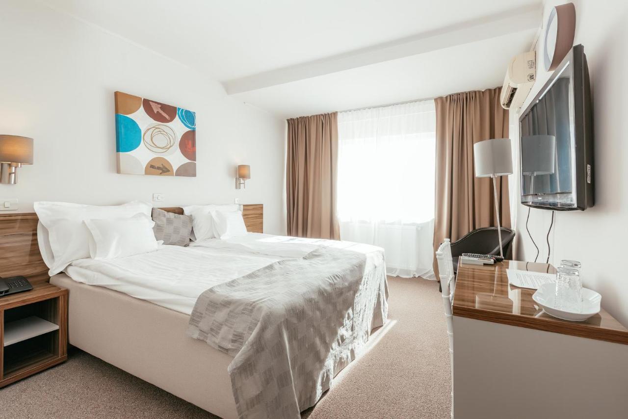Riviera By Queens Hotel And Resort Gura Vaii Bagian luar foto