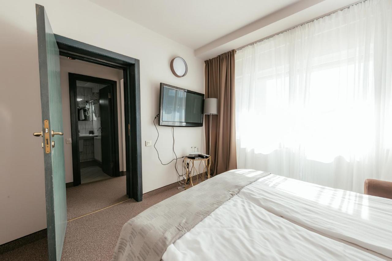Riviera By Queens Hotel And Resort Gura Vaii Bagian luar foto