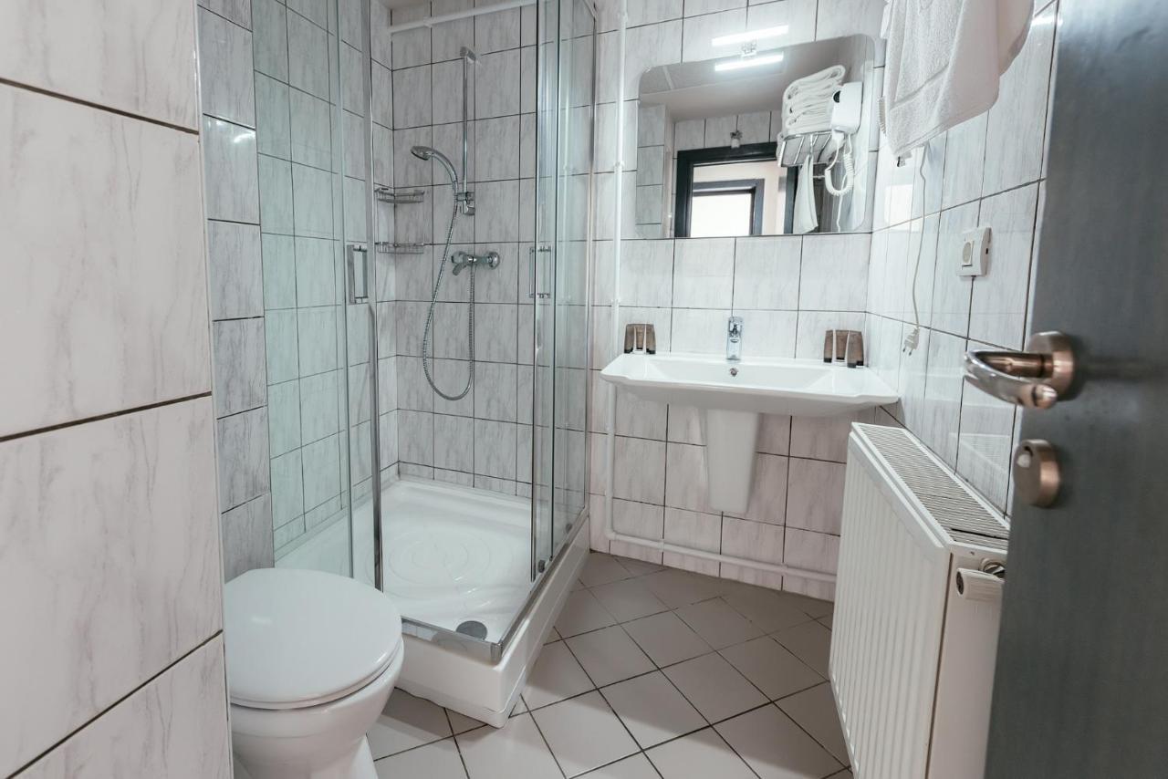 Riviera By Queens Hotel And Resort Gura Vaii Bagian luar foto