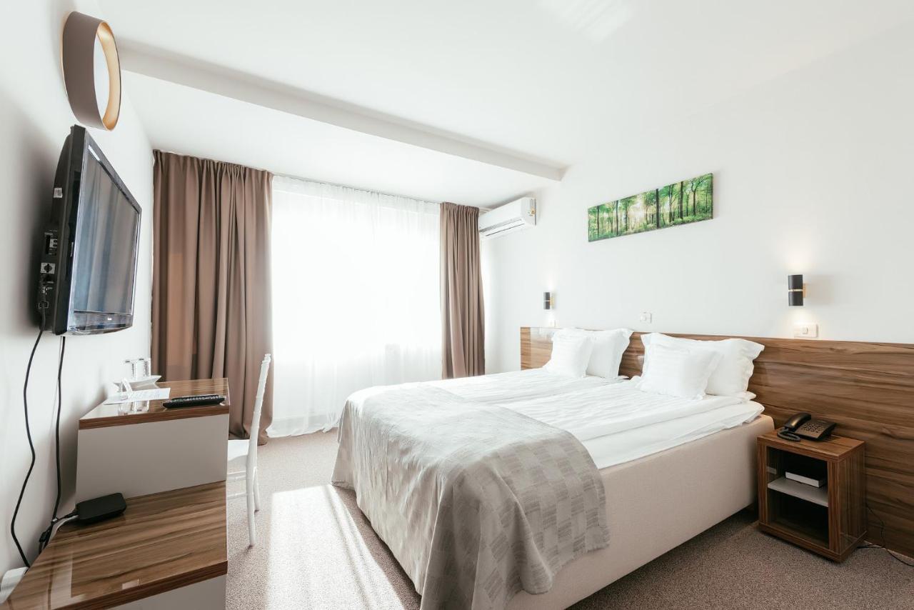 Riviera By Queens Hotel And Resort Gura Vaii Bagian luar foto