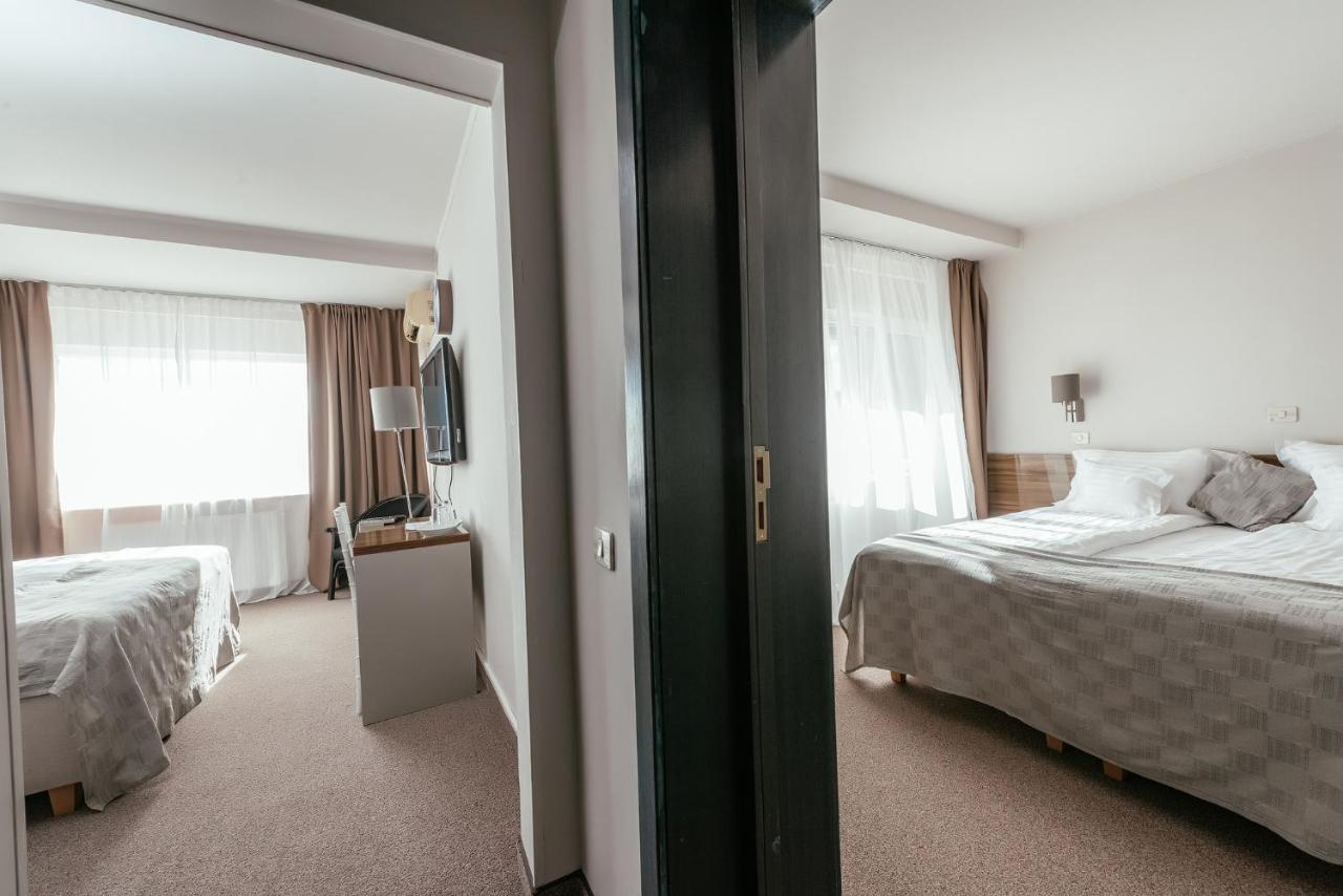 Riviera By Queens Hotel And Resort Gura Vaii Bagian luar foto