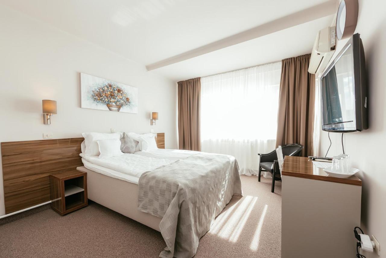 Riviera By Queens Hotel And Resort Gura Vaii Bagian luar foto